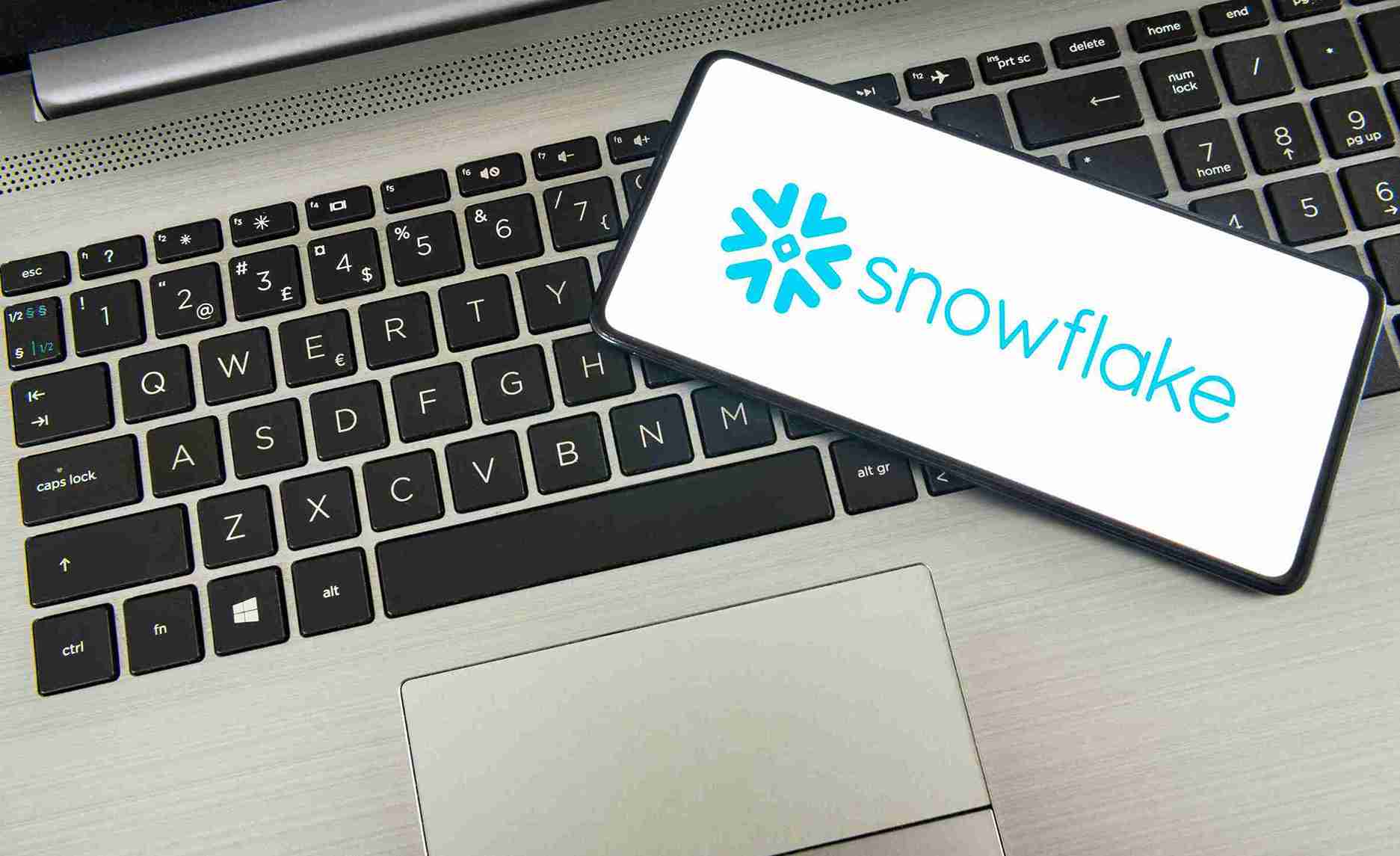 Snowflake Stock Forecast & Prediction: Can AI Growth Push SNOW Above $400 After Its 23% Earnings Jump?
