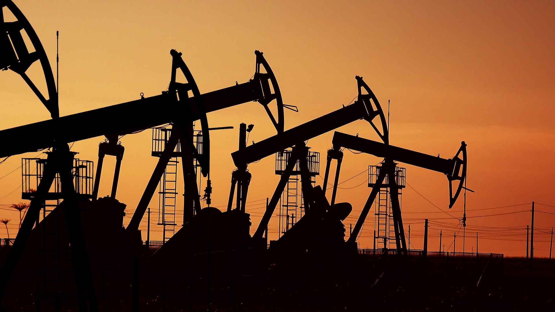WTI Crude Edges Higher but Remains Under Pressure Near $72.50 After Recent Low