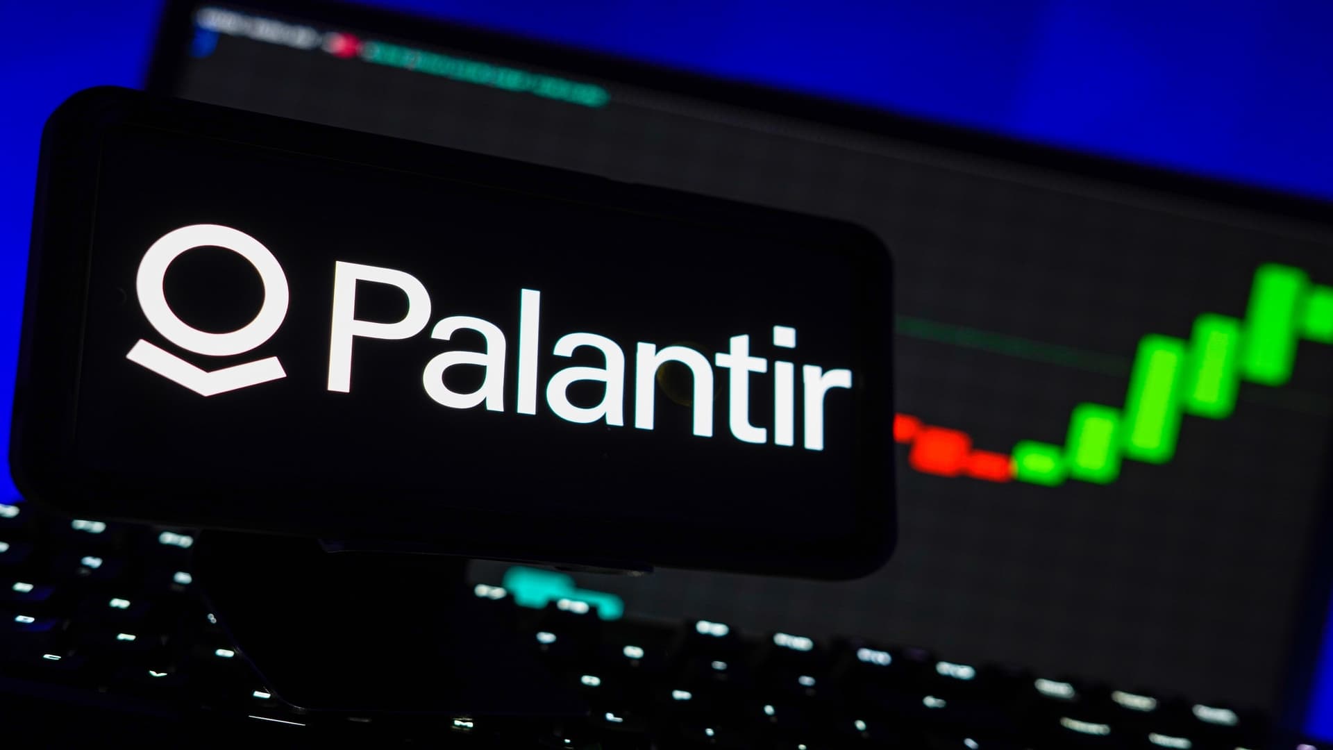 Technical and Sentiment Analysis on PLTR Stock: Should Investors Buy the Dip in Palantir Stock?